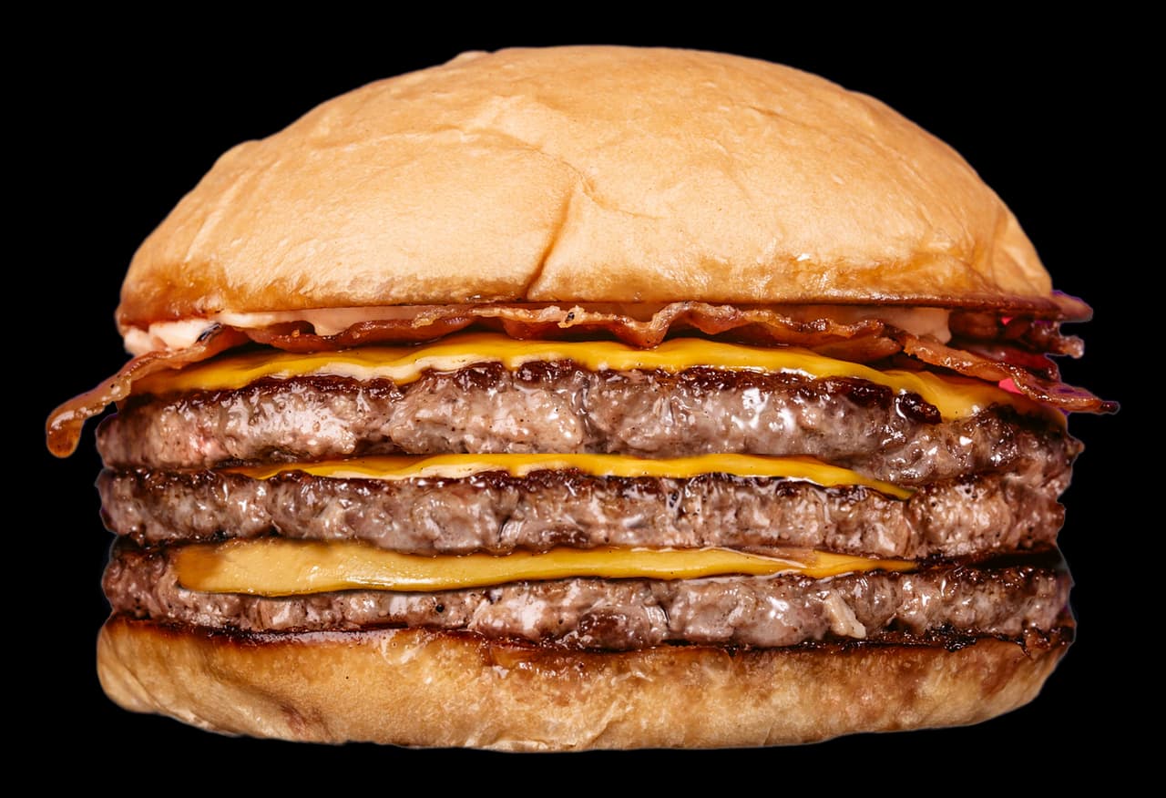 Baconator, de la familia Originales de Hoppiness Club: Tres carnes. Bacon en cada nivel.