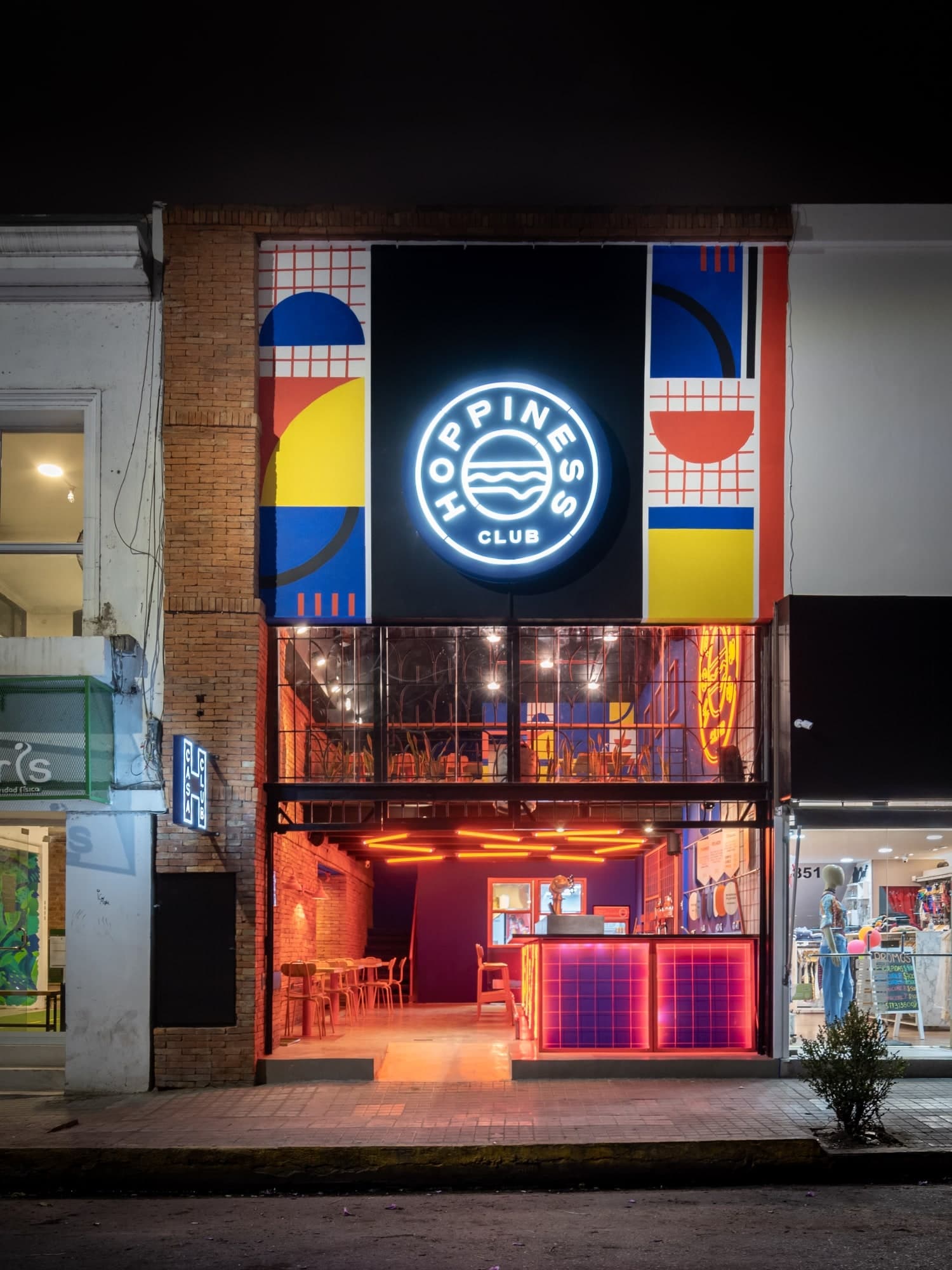 Fachada de la primera Casa Club de Hoppiness en Cofico, con el mural pintado a mano