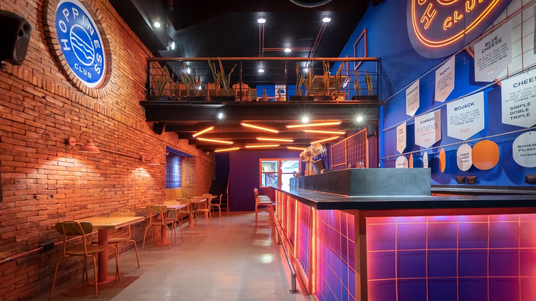 Interior de la Casa Club original en 2020, con la barra rosa y la cocina a la vista
