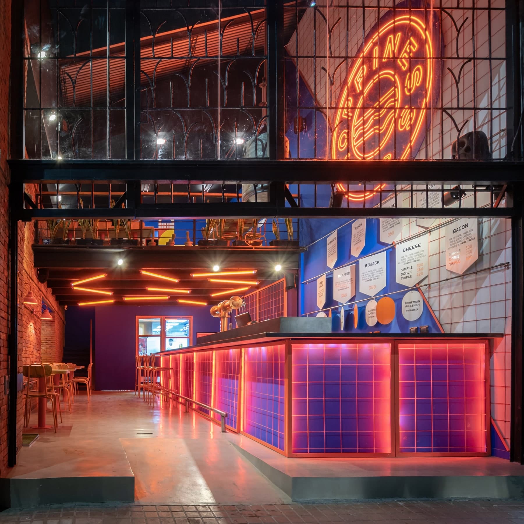 La Casa Club de Cofico iluminada de noche