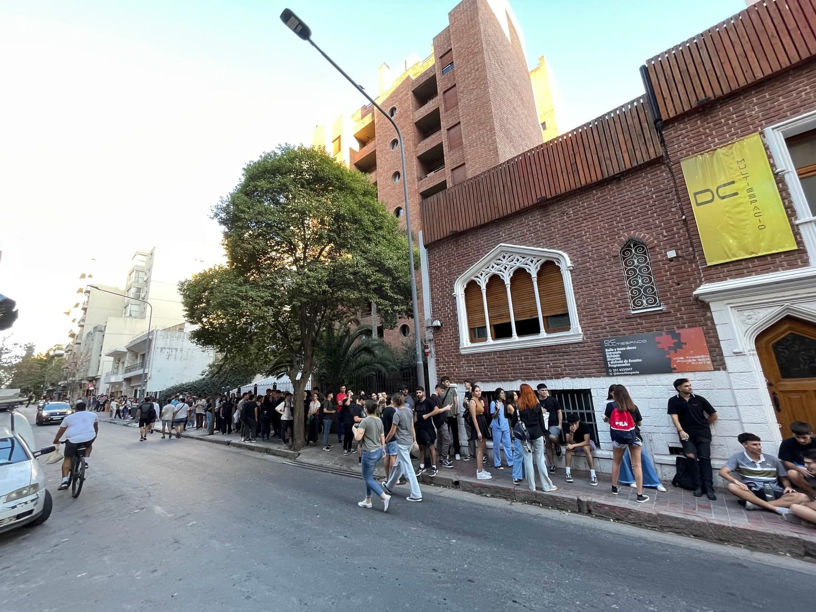 Fila de gente en la vereda esperando entrar a un club Hoppiness durante el HoppiDay