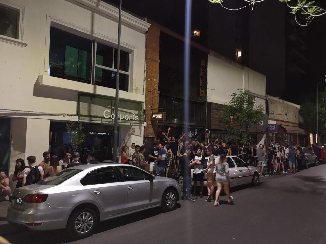 Fila de clientes frente al Hoppiness Club de Cervezas de Independencia 849, Nueva Córdoba, antes de la etapa hamburguesería.