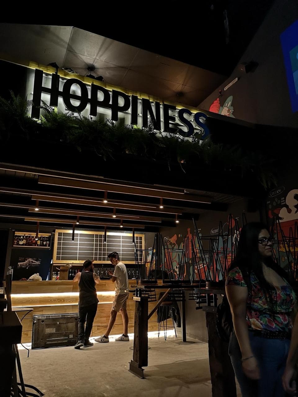 Interior del Hoppiness Club de Cervezas de Independencia 849, antes de convertirse en hamburguesería.