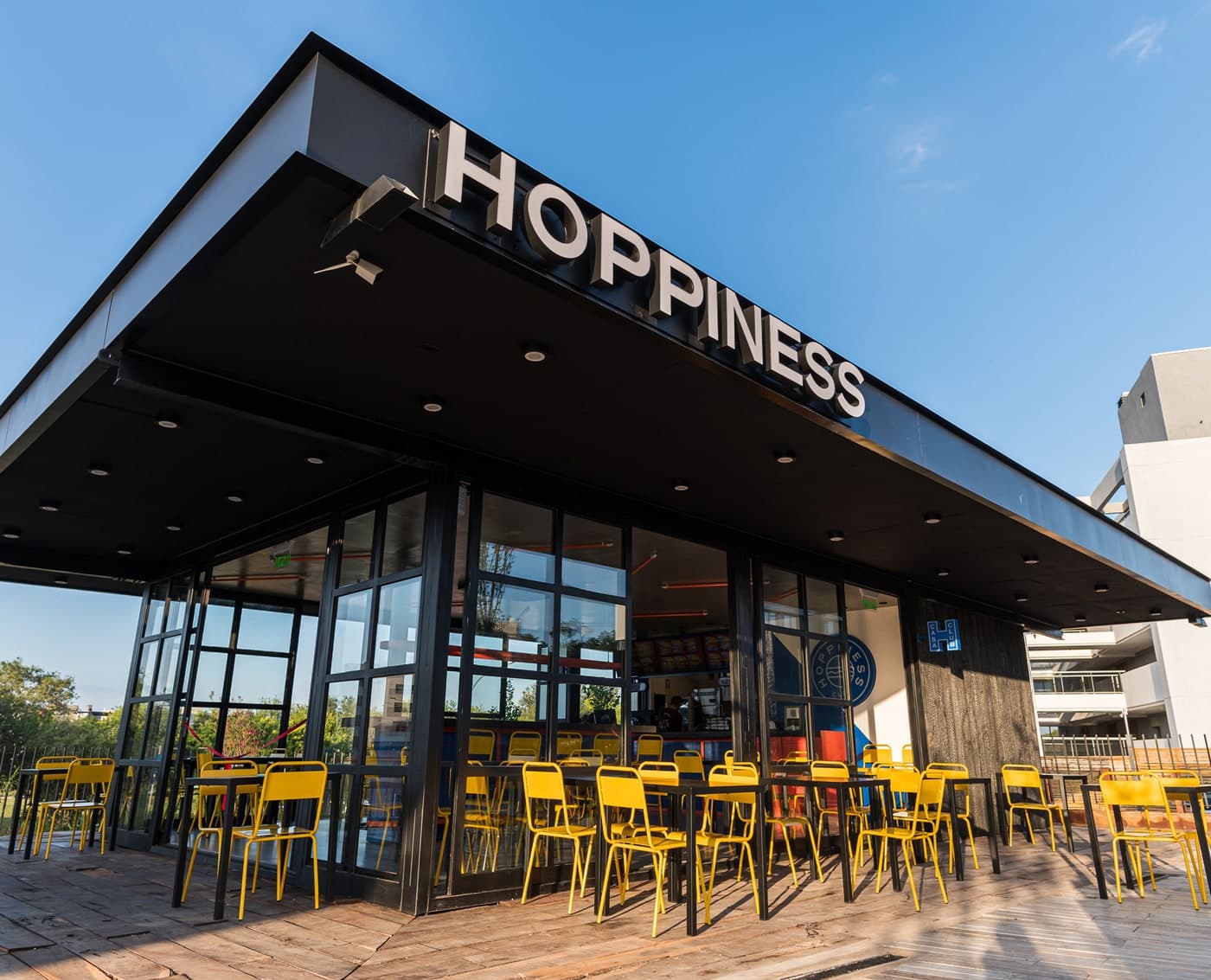 Fachada del club Hoppiness de Manantiales