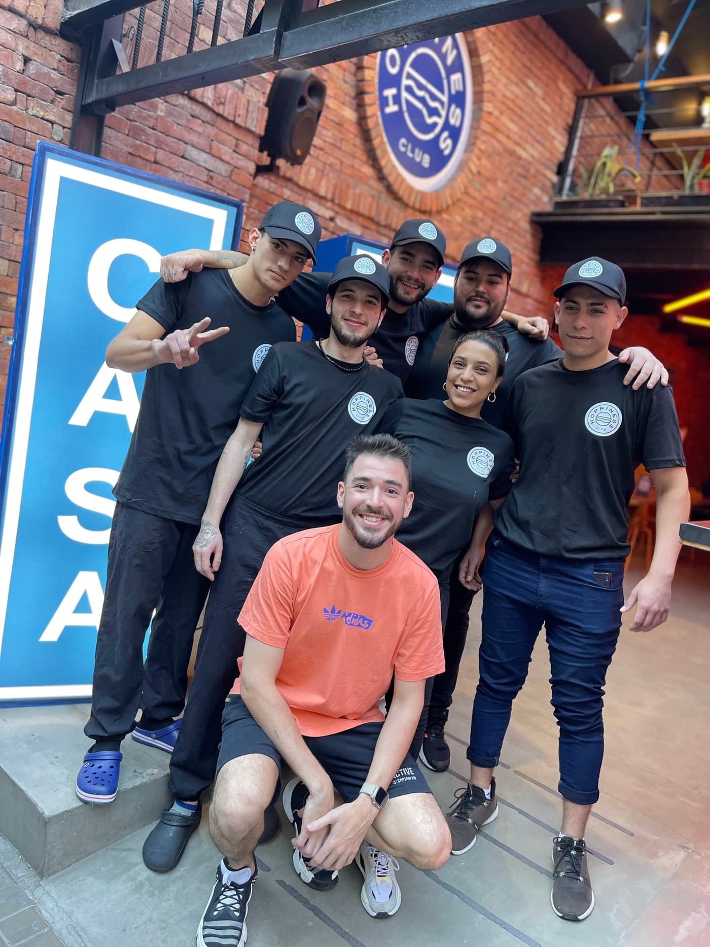 El equipo de Hoppiness Club posando detrás del mostrador del local.