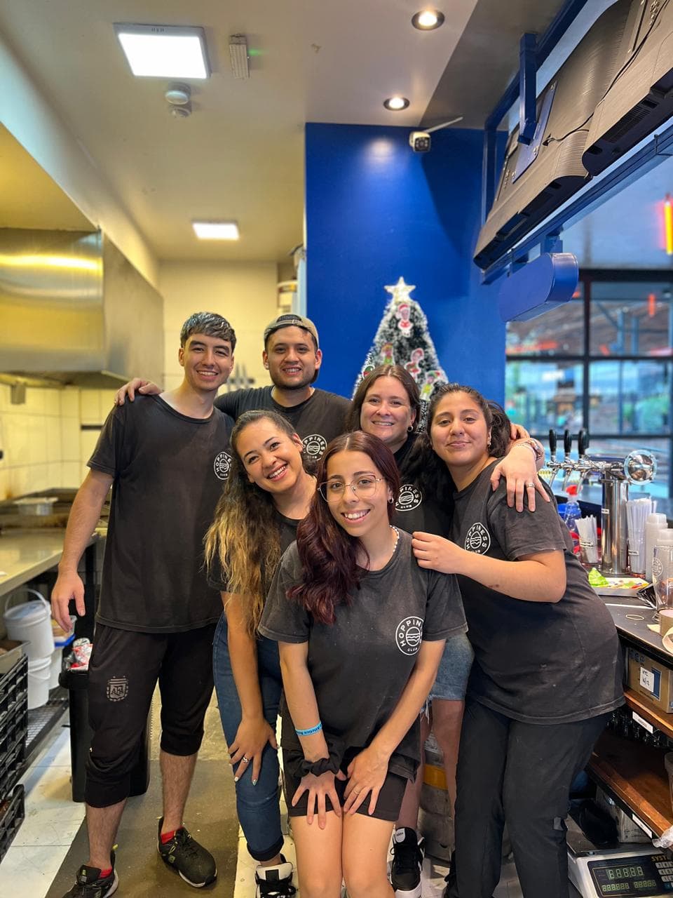 El equipo de Hoppiness celebrando en el local