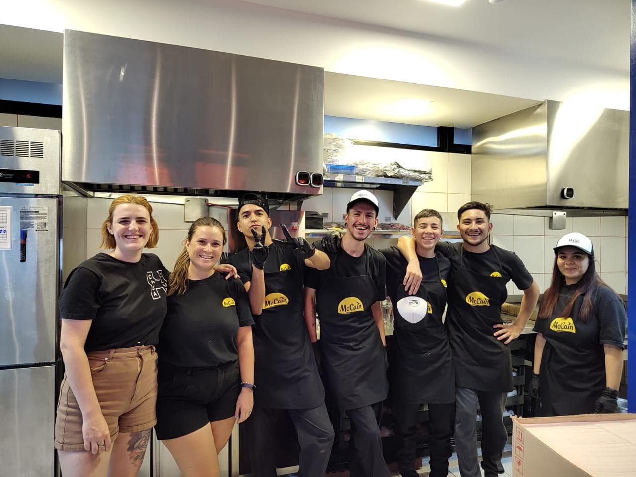 El equipo trabajando en la cocina