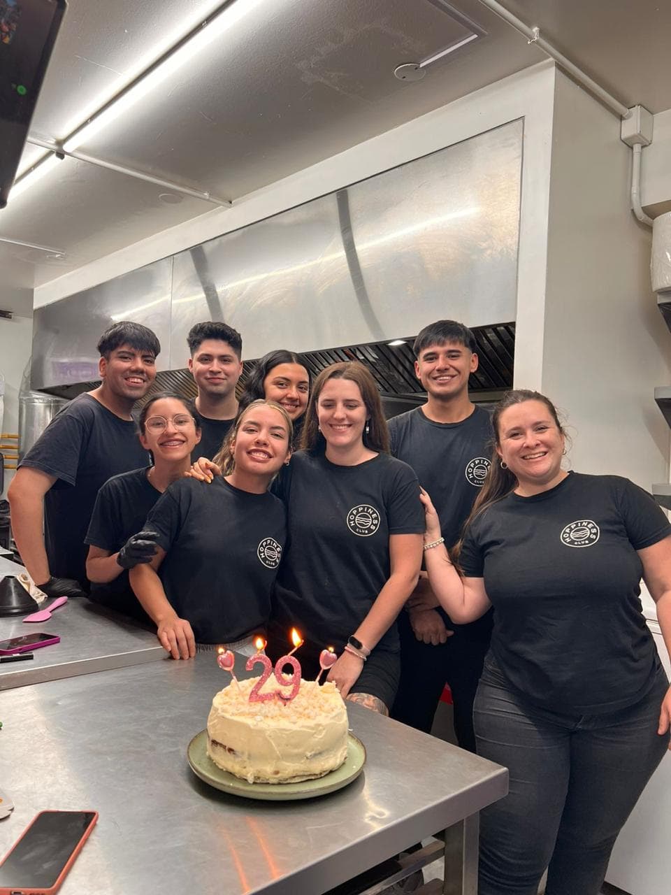 El equipo celebrando un servicio