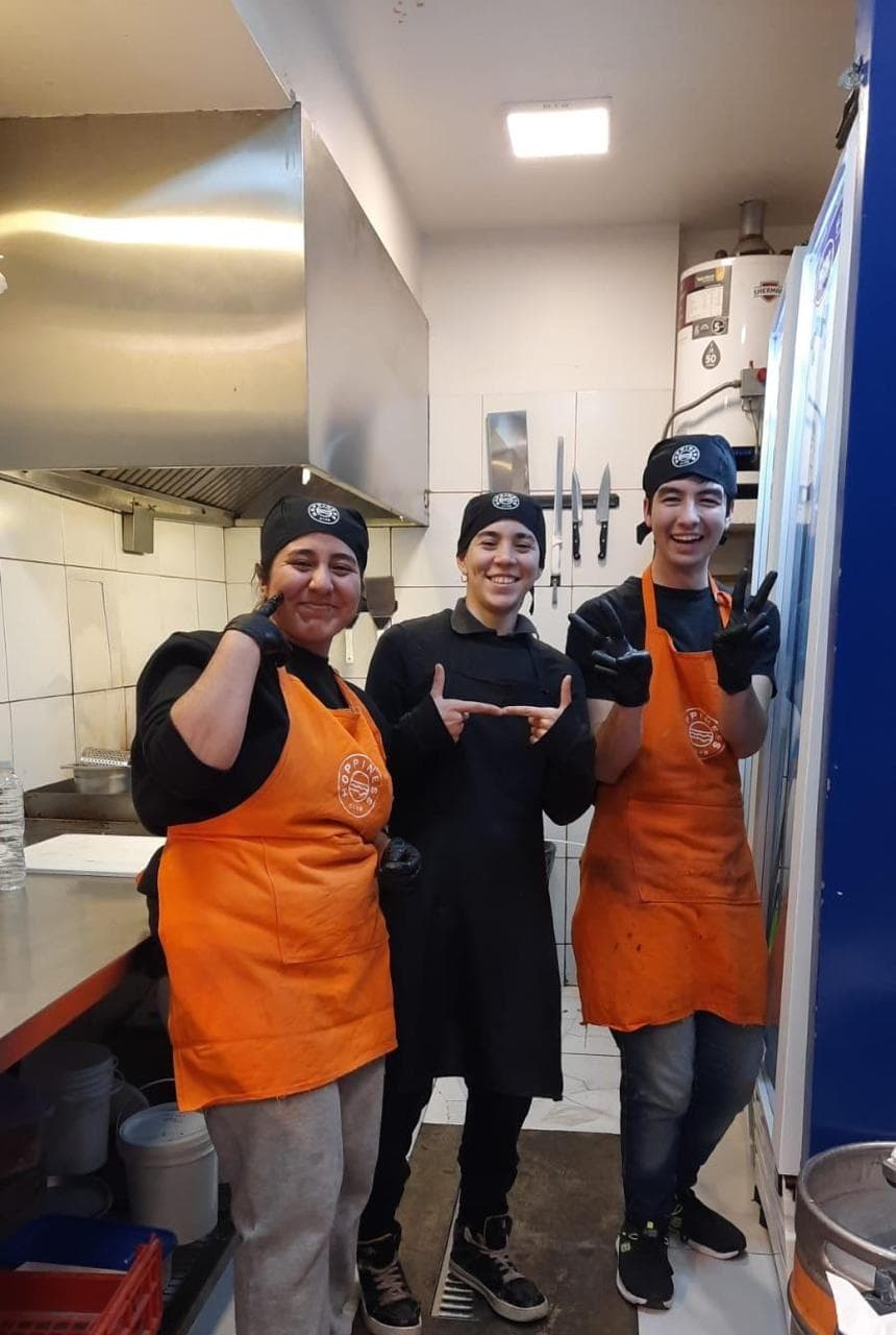 Equipo de cocina de Hoppiness durante un servicio