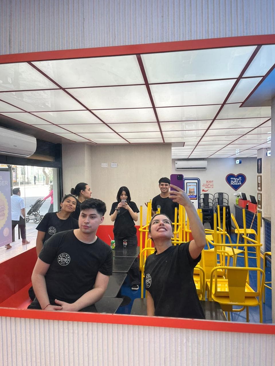El equipo sacándose una selfie en el local