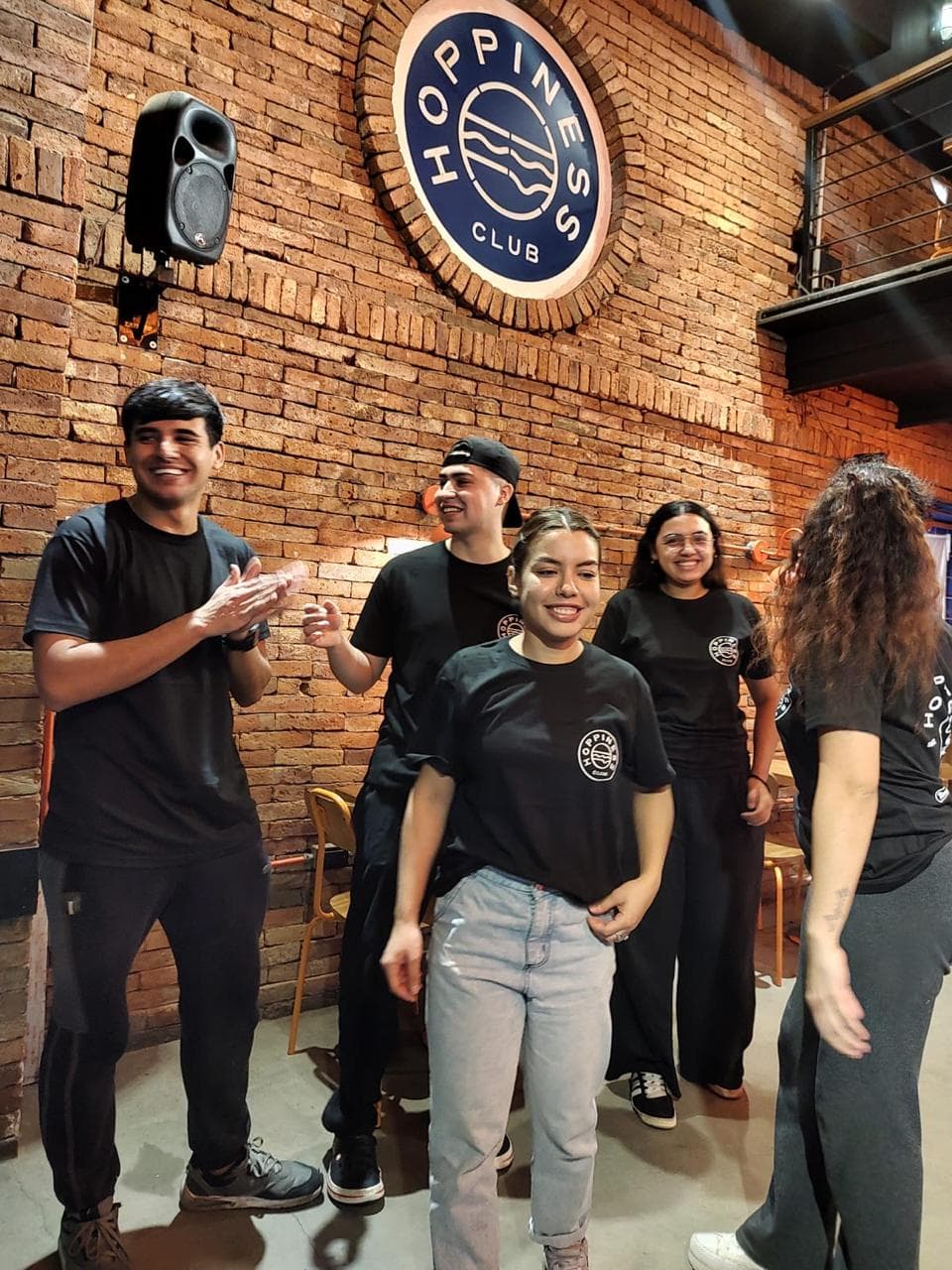 El equipo pasándola bien en el local